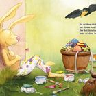 Text: "Da drüben sitzt ein Osterhas’ am Hause von Frau Meier. Der hat in seinem Buckelkorb zehn schöne, bunte Eier." 

Ein Hase lehnt an der Wand, Farbdosen und Pinsel liegen im Gras. Ein Korb voller bunter Eier steht daneben. Eine Krähe fliegt oben.
