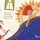 "Es ist in der Früh, rund um mich ganz still. Doch drin in mir spielt Musik, wenn ich will. Meine zwei Füße unter der Decke warten nur darauf, dass ich sie wecke." Illustrative Szene mit fröhlich schlafendem Kind, Sonne, Katze und Wecker.