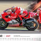 JANUAR 2027. Loris Capirossi (ITA), Ducati Marlboro Team 2003. Ein Rennfahrer auf einem Motorrad und daneben mit Pokal.