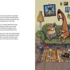 Text beschreibt "Giraffenhund" auf dem Sofa. Illustration zeigt Hund und Giraffe mit gestrickten Hosen in chaotischem Wohnzimmer.