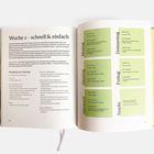 Woche 2 – schnell & einfach. Text beschreibt Mealprep am Sonntag. Rechts: Wochentage mit Mahlzeitenplänen auf grünem Hintergrund.