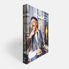 „Die ARIK BRAUER VILLA. Ein Gesamtkunstwerk. Timna Brauer.“ Ein lachender Mann in Künstlerkleidung vor Gemälden.