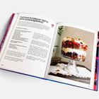 "LATVIAN RYEBREAD TRIFLE WITH SUMMERBERRIES". Links Rezept, rechts Dessert in Glasschale mit Schichten auf Tisch.