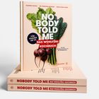 „NO BODY TOLD ME DAS WOHLFÜHL KOCHBUCH“ in großen Buchstaben, darunter Gemüseabbildungen.