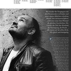 20 MO  
1869 Jack-o’-Grimm  
1883 Y. Krischnu, Tonja  
1873 Lupan Sourou  
1929 Theodore Fontane  
1930 Joaquin Setanti  
1961 Navar Mustis-E  
971 Gørges Šùsslein
1975 Santjim Pnenit  
Wir werden das Vergangene mit dem Kommenden verbinden und unser eigenes Märchen schreiben, Mutter...  
DINÇER GÜÇYETER  
Ein Mann blickt nach oben, trägt Lederjacke.