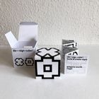 Text auf der Schachtel: "de—sign cube!" Schwarzer Würfel mit geometrischen Mustern. Broschüren offen.