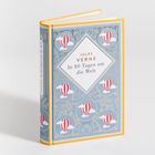 "Jules Verne: In 80 Tagen um die Welt." Auf blauem Hintergrund mit roten Heißluftballons verziert.