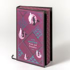 "JANE AUSTEN Pride and Prejudice" auf lila Buchcover mit stilisierten Figurensilhouetten und floralen Mustern.