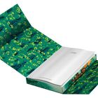 Buch mit Text "Rick Riordan, Lester Papadopoulos". Bunte, grün-gelbe, gewundene, gemusterte Einbandgestaltung.