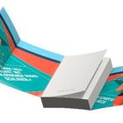 Text: "Kämpfe auf den besten Wiesen." Zwei Tennisspieler in Aktion, umgeben von bunten, geometrischen Flächen.