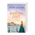 "Die Bernsteinstadt. Danzig Tage des Aufbruchs" von Anne Jacobs. Frau in historischem Kleid schaut auf die Stadt Danzig.