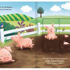 Die Schweine sonnen sich im Schlamm. Papa Schwein schläft und schnarcht. Ein kleiner Hof mit grünen Feldern und einem Zaun.