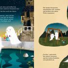 Links steht folgender Text: "Erschrocken blickte das Gespenst nach oben und stellte fest, dass das Spiegelbild im Wasser das eines anderen Gespensts war. 'Oh', sagte das kleine Gespenst, 'ich bin hier noch nie einem anderen Gespenst begegnet!' 'Hui, das ist aber schade', kam die Antwort, 'aber ich bin gerade in die Burg hier gezogen! Ich war hier im Garten, um Blumen zu pflücken, und habe deine Stimme gehört. Wie schön, dass wir jetzt Gespenster-Nachbarn sind! Ich kann mein Glück kaum fassen!'"

Rechts steht: "Die beiden Gespenster unterhielten sich, spielten und lachten eine ganze Weile zusammen. 'Meinst du, wir sind jetzt Freunde?', fragte das kleine Gespenst seinen neuen Spielkameraden schließlich. 'Na klar', antwortete das andere Gespenst, und die beiden lächelten sich glücklich an."

Es handelt sich um eine farbenfrohe Illustration mit kleinen Gespenstern, einem Teich mit Seerosen, einer Schaukel und einer nächtlichen Burg im Hintergrund. Die Szene zeigt eine freundliche und verspielte Stimmung zwischen den Gespenstern.