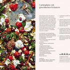 Ein Rezept für "Lammplatte mit griechischen Kräutern", Zutaten und Zubereitung. Links ist eine farbenfrohe Mahlzeit mit Tomaten, Kräutern und Joghurt zu sehen.