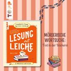 "LESUNG MIT LEICHE" in Weiß auf Orange. Illustration: Bücherstapel mit Kaffeetasse. Fußabdrücke und Bücher auf rosa Streifenmuster.