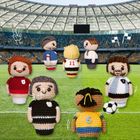 Am Spielfeldrand vier Häkelfiguren: eine mit der Nummer 11, eine mit der Nummer 6, eine rote und eine schwarz-weiße.