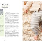 „HOSE – SCHWIERIGKEITSGRAD“. Anleitung und Materialien für Babyhose. Foto eines Babys in gestreifter Hose auf floralem Untergrund.