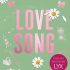 "Elle Kennedy Love Song" in großen rosa Buchstaben. Illustration: Gänseblümchen, Noten, Schleifen und ein Haus vor Bergen.