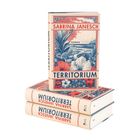 "Sabrina Janesch", "Territorium", "Roman". Buchcover mit floraler Illustration in Rot und Blau. Drei Bücher gestapelt.