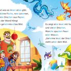 Illustration mit Drachen über einer Insel. Familie steht links, rote Laternen und ein Tisch mit Geschirr darunter.