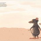 Zwei Mäuse, eine größere schwarze und eine kleinere weiße, stehen Hand in Hand vor einem Sonnenaufgang in der Wüste.
