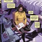 Eine Frau in einem gelben Pullover sitzt lesend auf einem Stuhl in einem dekorierten und gemütlichen Raum.