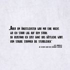 Zitat über Sterblichkeit und göttliches Wort aus den Älteren Edda, auf hellgrauem, strukturiertem Hintergrund.