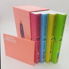 Vier bunte Bücher im Schuber: "Gokinjo Monogatari: Von Liebe, Mode und großen Träumen" von Ai Yazawa, rosa, blau, gelb, grün.