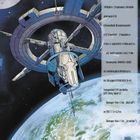 „Der Wachturm“, „Zuvor“. Links eine Raumstation im Weltraum, darunter ein Teil eines Planeten.