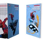 Comic-Buchrücken mit Marvel-Titeln wie "Spider-Man & Venom". Cover: Helden in blauen Anzügen und Feuer in Aktion.
