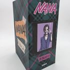 "NANA" steht groß in lila Schrift auf einem grün karierten Hintergrund. Darunter ist ein Bild einer Frau mit Zigarette.