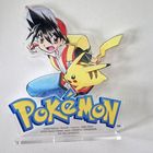 "Pokémon" in gelber Schrift vor einem Charakter mit roter Kappe und schwarzem Haar. Daneben ein gelbes Wesen mit spitzen Ohren.