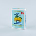 "Von der Kunst, das Leben leicht zu nehmen" steht auf einer hellblauen Schachtel, mit Zitronenbild.