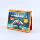 "FIT OHNE GERÄTE", Trainingstischaufsteller mit einem Mann beim Liegestützen. Texto hervorhebt Effektive Bodyweight-Workouts.