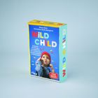 "WILD CHILD" in bunten Buchstaben, ein Kind mit roter Mütze schaut nach oben, Streifen im Hintergrund.