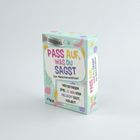 "Pass auf, was du sagst" steht in bunten Buchstaben auf einer Spieleschachtel mit verspielten Mustern.