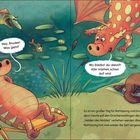 Zwei Drachen: einer ruft im Wasser, der andere entspannt sich am Ufer. Ein Biber sonnt sich. Text: "Hey, Bruder! Was geht?" und "Wo bleibst du denn?!"