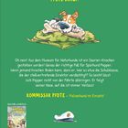Ein Hund greift freudig einen großen Knochen an und liegt auf einem grünen Kissen. Oben und um ihn sind Texte.
