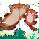 "Mach ganz fest die Äuglein zu, schmieg dich an und komm zur Ruh." Zwei Otter liegen im Wasser, umgeben von Fischen und Pflanzen.