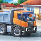 Dieser kleine Kipplastwagen kann schwere Lasten tragen. Illustration: Bauarbeiter, Stapler, Haus, Hund, Kind mit Laufrad.