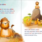 "DER NEUE KÖNIG. Lino Löwe wird neuer König, brüllt aber nicht gern. Illustration mit Löwenkindern auf Felsen."