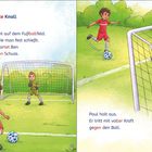 Titel: Der laute Knall. Paul übt Torschüsse. Im Tor wartet Ben. Paul tritt fest gegen den Ball. Illustration: Fußballszene.