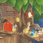 Text: "Hallo, ich bin Gloria Glühwürmchen... Libellen-Freundin Lilly Belle unterwegs." 

Illustration: Ein Baumhaus mit Glühwürmchen.