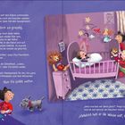 Auf der linken Seite beschreiben Lu und Lilly ihre Abenteuer. Rechts weint ein Baby im Kinderzimmer, umgeben von Puppen und Spielsachen.