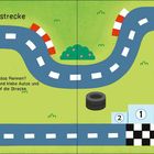 "Auf der Rennstrecke: Wer gewinnt das Rennen? Entscheide selbst und klebe Autos und Motorräder auf die Strecke." Eine Rennstrecke.