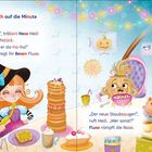 Eine Hexe mit rotem Haar, schwarzem Hut sitzt am Tisch. Ein Besen genießt Frühstück. Verspielte, bunte Atmosphäre.