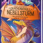 „Drachenschule Nebelsturm: Der versteinerte Drache“. Junge mit lila Drache, gelber Drache mit geöffnetem Maul.