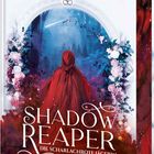 "Shadow Reaper: Die scharlachrote Jägerin." Auf einem Waldboden steht eine Figur in rotem Umhang, von Blumen umrahmt.