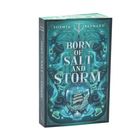 Auf blaugrünem Hintergrund steht: "Born of Salt and Storm", "Sophia Reynard". Ein Segelschiff in einem Strudel ist abgebildet.