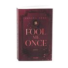 Buchtitel: "FOOL ME ONCE", Autorin: Janina Pohl, Genre: Roman. Dunkle, verzierte Covergestaltung, Labyrinth-Muster.